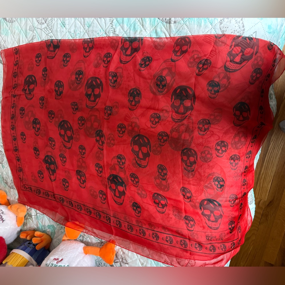 Alexander McQueen Red and Black Skull Print Silk Scarf - Picture 12 of 14